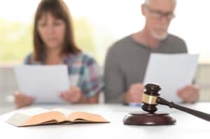 Eherpaar liest Scheidungsfolgenvereinbarung
